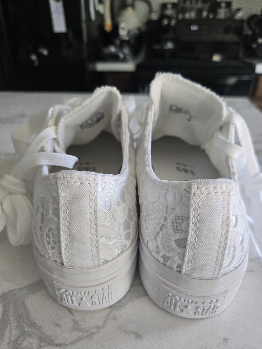 NWOT! Converse Women's White Lace Ribbon Platform Sneakers. Size 8 - Picture 4 of 7